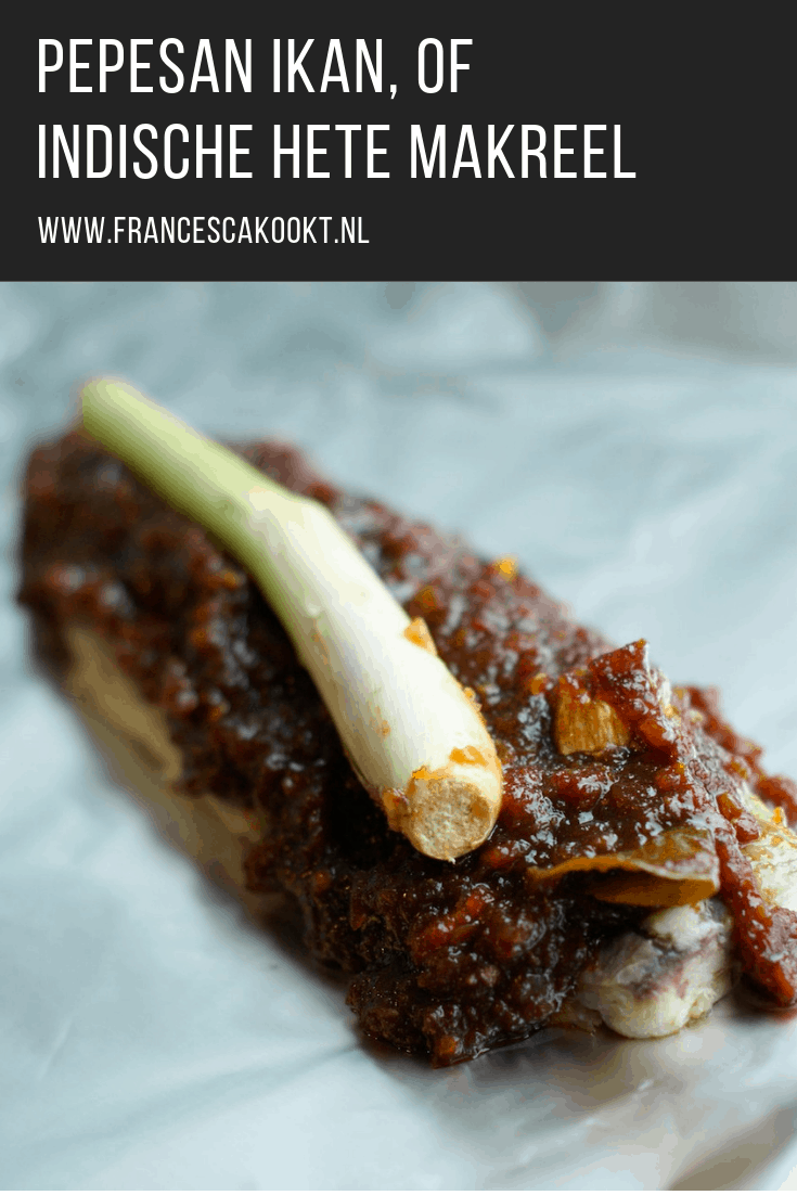 Dit gerecht heet in Indonesië Pepesan Ikan en is een heerlijke combinatie van gerookte makreel met veel sambal en typisch Indische smaken. Als je van pittig eten en makreel houdt, moet je dit echt een keer proberen. Je stoomt de gerookte markeel samen met de boemboe – die je in een mum van tijd zelf maakt – in een aluminiumpakketje in de oven tot de vis heerlijk mals is en alle smaken van de boemboe heeft opgenomen. #makreel