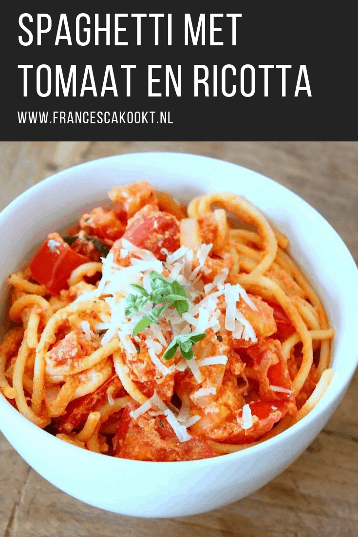 Recept makkelijke vegetarische spaghetti met tomaat en ricotta. Deze zet je snel op tafel en kinderen zijn er gek op.