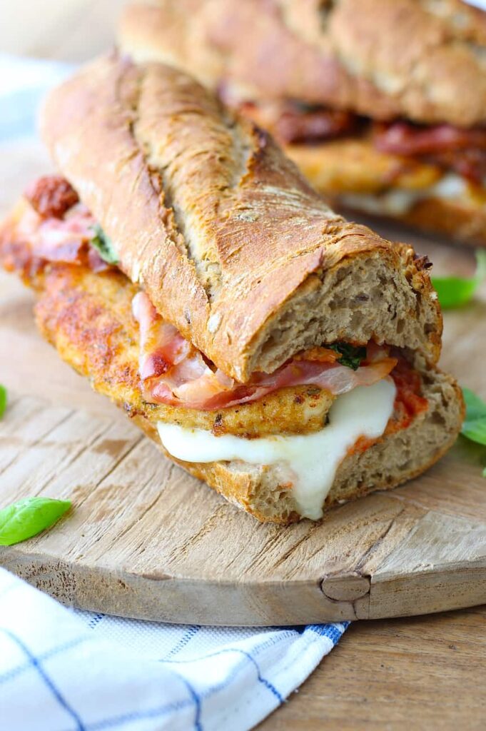 Italiaanse sandwich met gepaneerde kip en pancetta Francesca Kookt