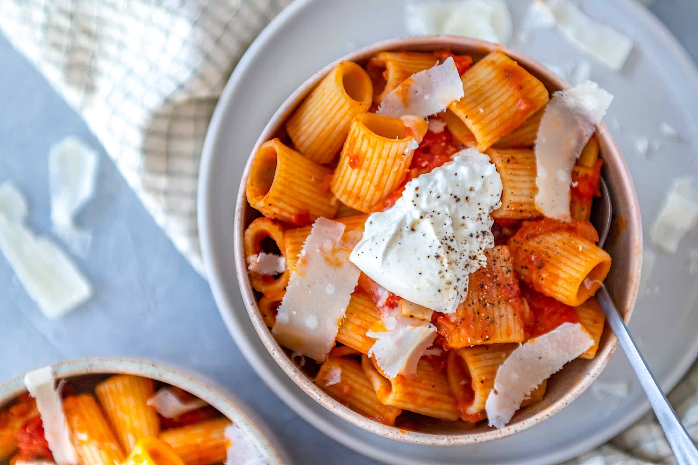 Blijmaakpasta met sjalot, tomaat en burrata
