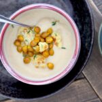 bloemkoolsoep met geroosterde knoflook en kikkererwten 1 1 1