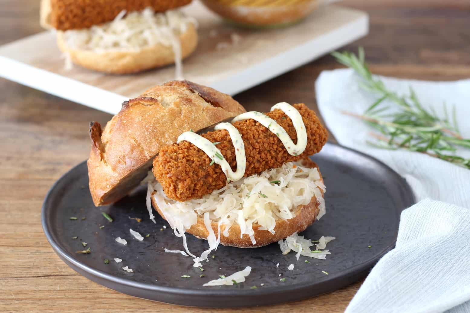 Broodje kroket met zuurkool en rozemarijnmayonaise