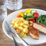 budget kipburgers met gebakken aardappels en spinazie 1 2