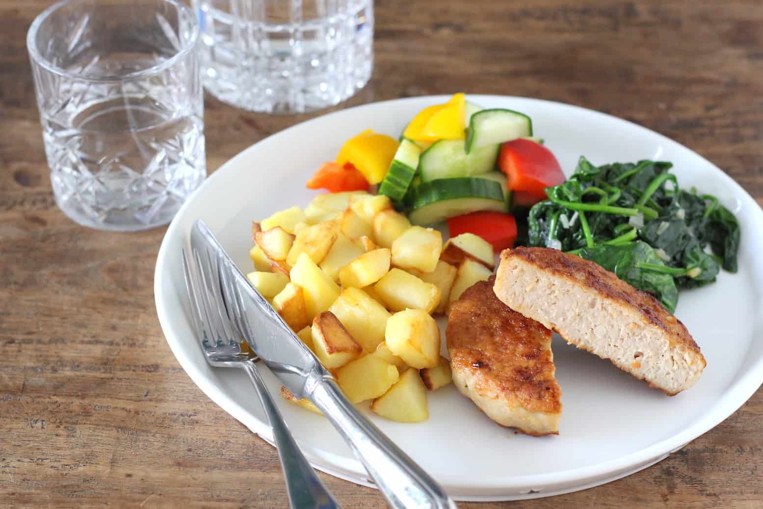 Budget: Kipburgers met gebakken aardappels