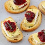 crostini met camembert en cranberrycompote 1 2