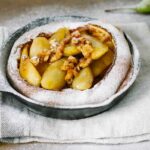 dutch baby met gekarameliseerde peer 1 1 2