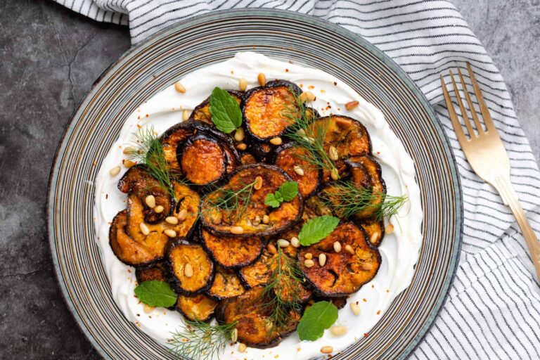 Geroosterde aubergine met yoghurt en pijnboompitten