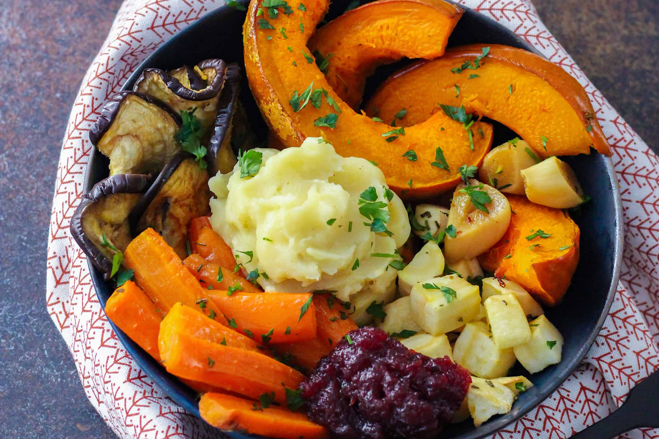 Geroosterde groenten met gepofte knoflook en puree
