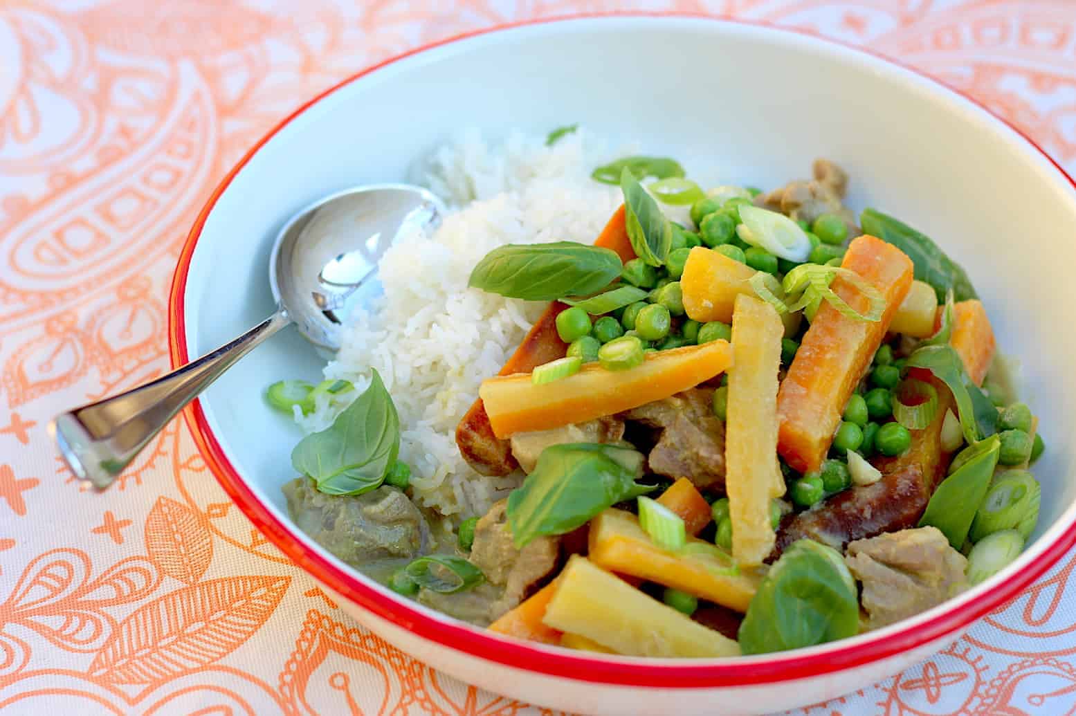 Groene curry met kip, wortel en doperwten