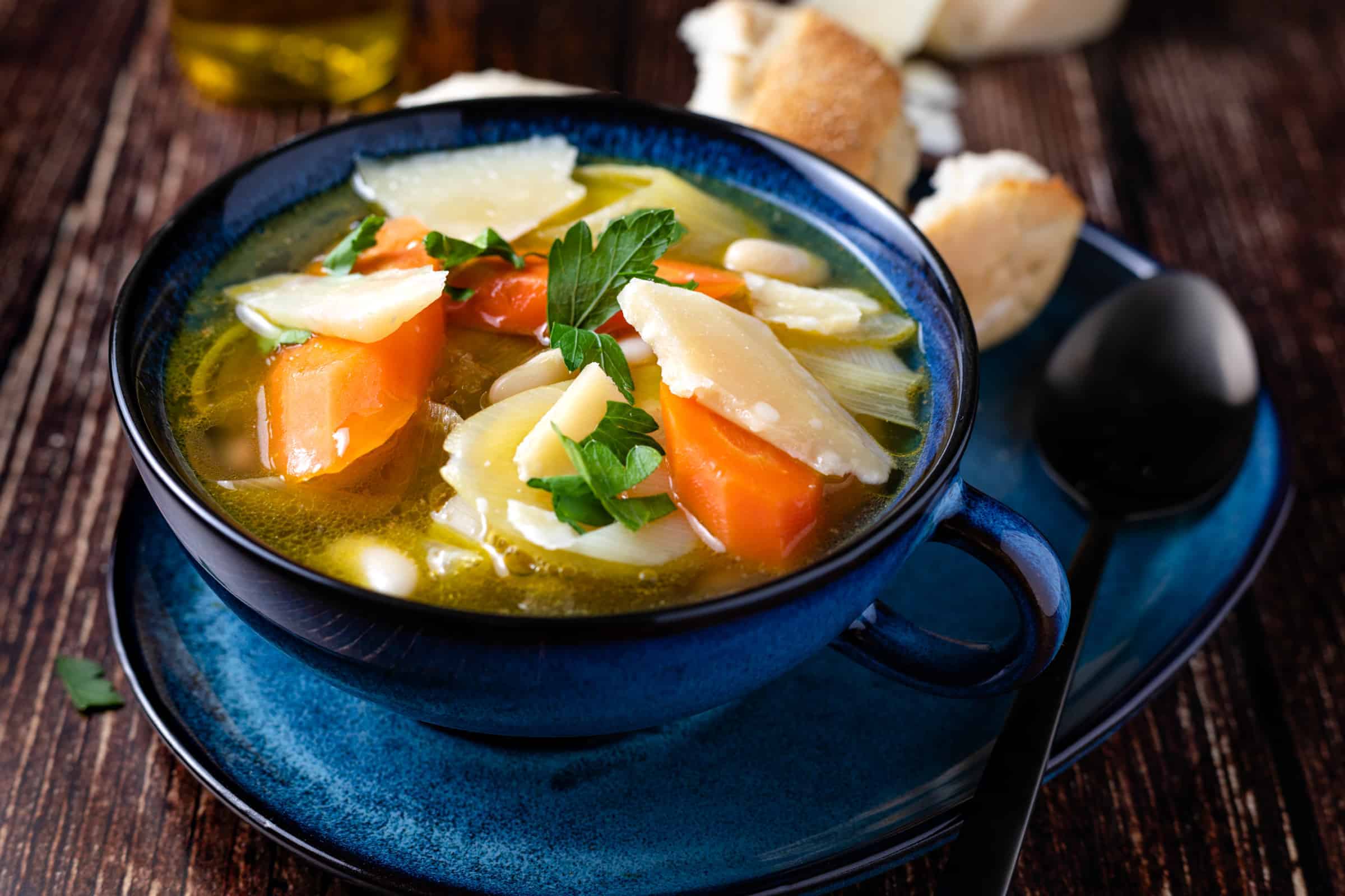 Groentesoep met parmezaankorstjes en witte bonen