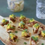 hapje met surinaamse kip piccalilly en cassave 1 1