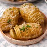 hasselback aardappels met truffel en knoflook 1 1