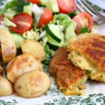 kaasschnitzel met tuinkruiden krieltjes en salade 1 2