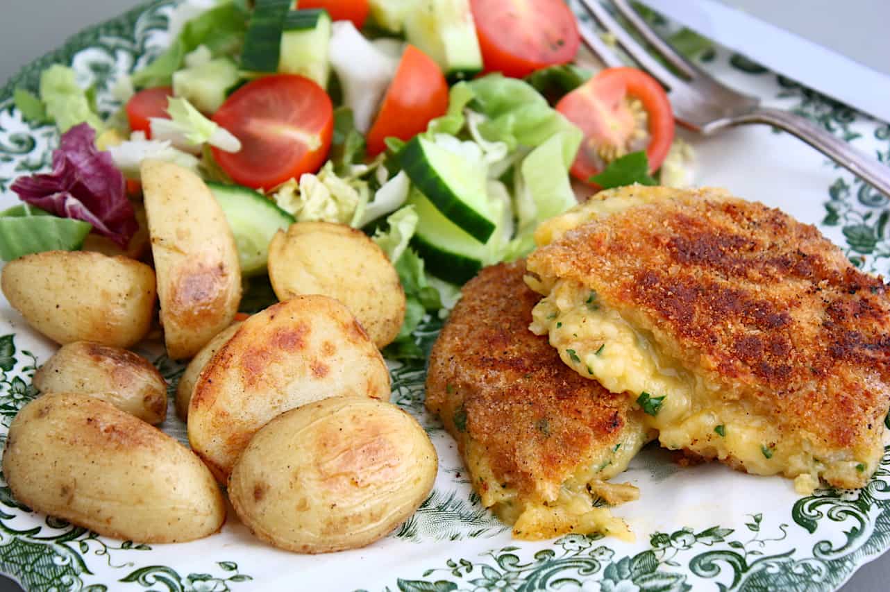 Kaasschnitzel met tuinkruiden, krieltjes en salade