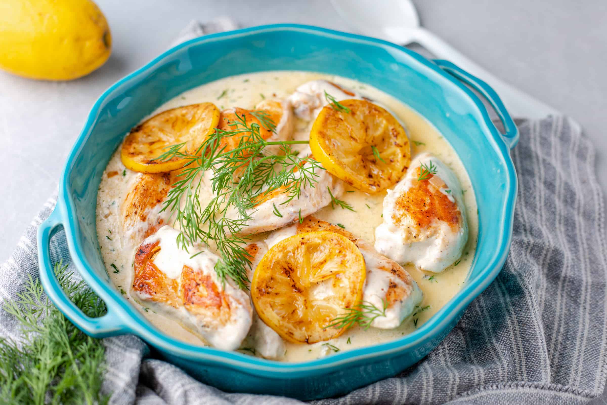 Kipfilet in yoghurtsaus met citroen en dille