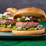 lamsburger met doperwtenspread feta en zoetzuur 1 1