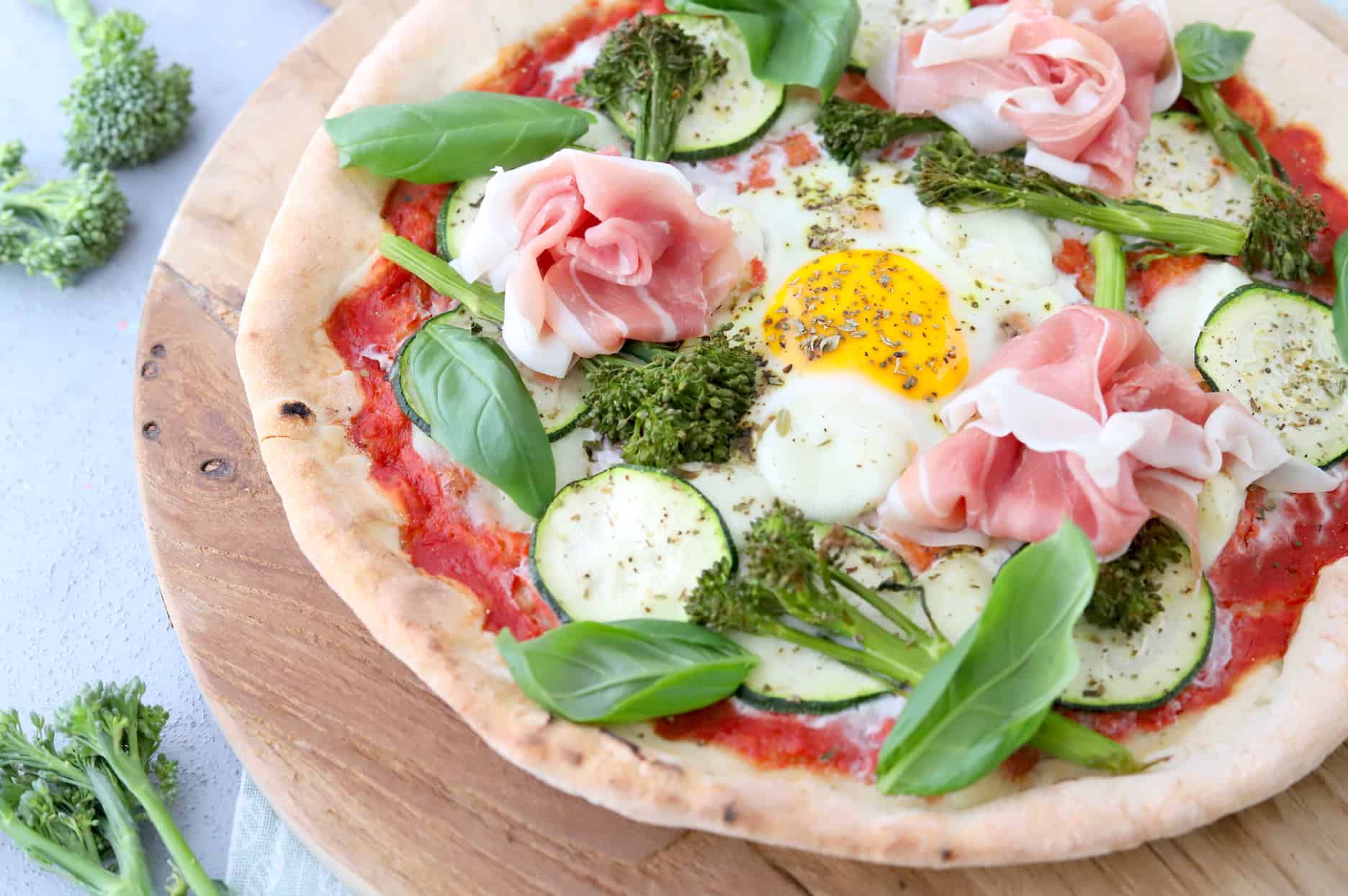 Pizza met Bimi, courgette, ei en basilicum