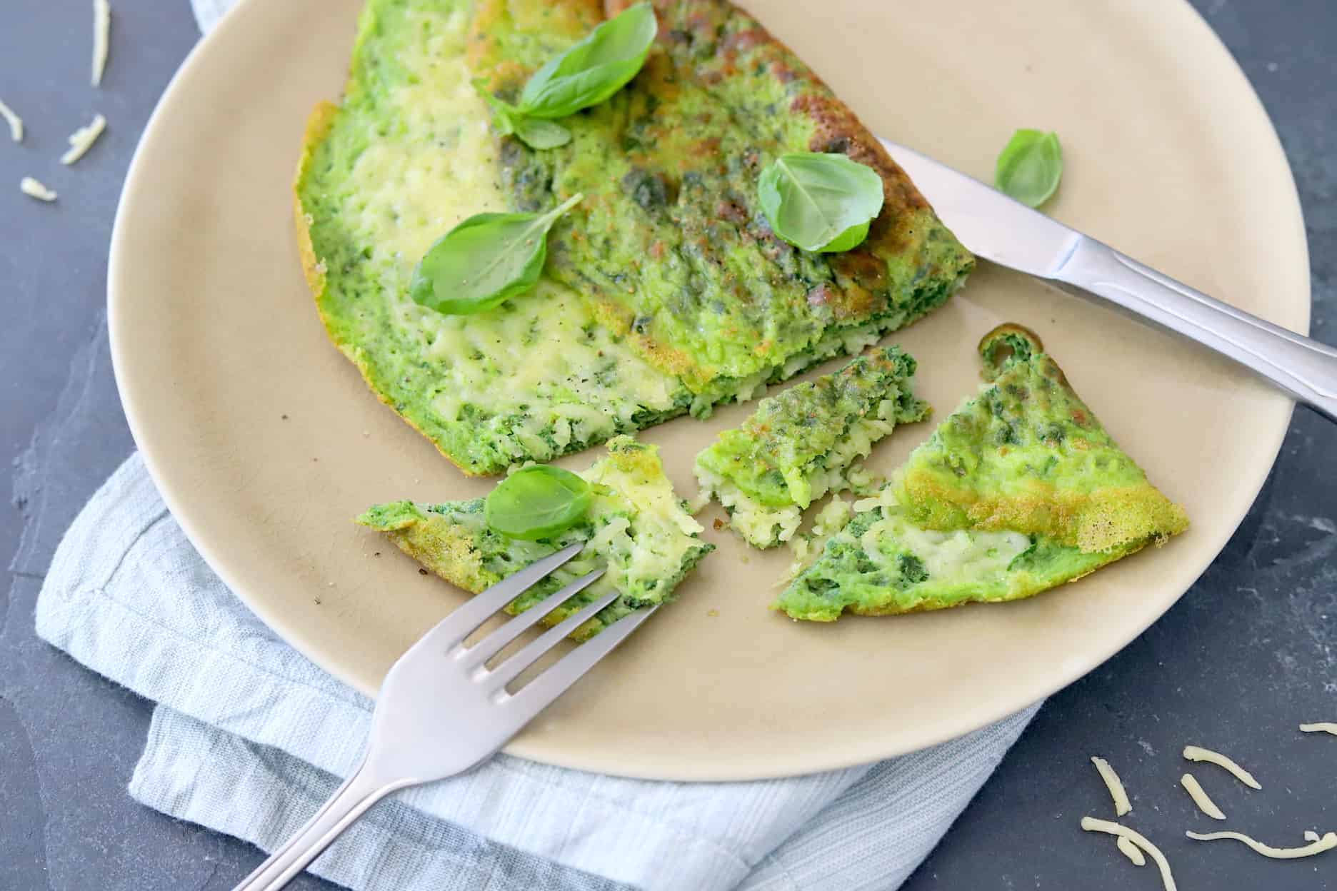 Luchtige omelet met spinazie en belegen kaas