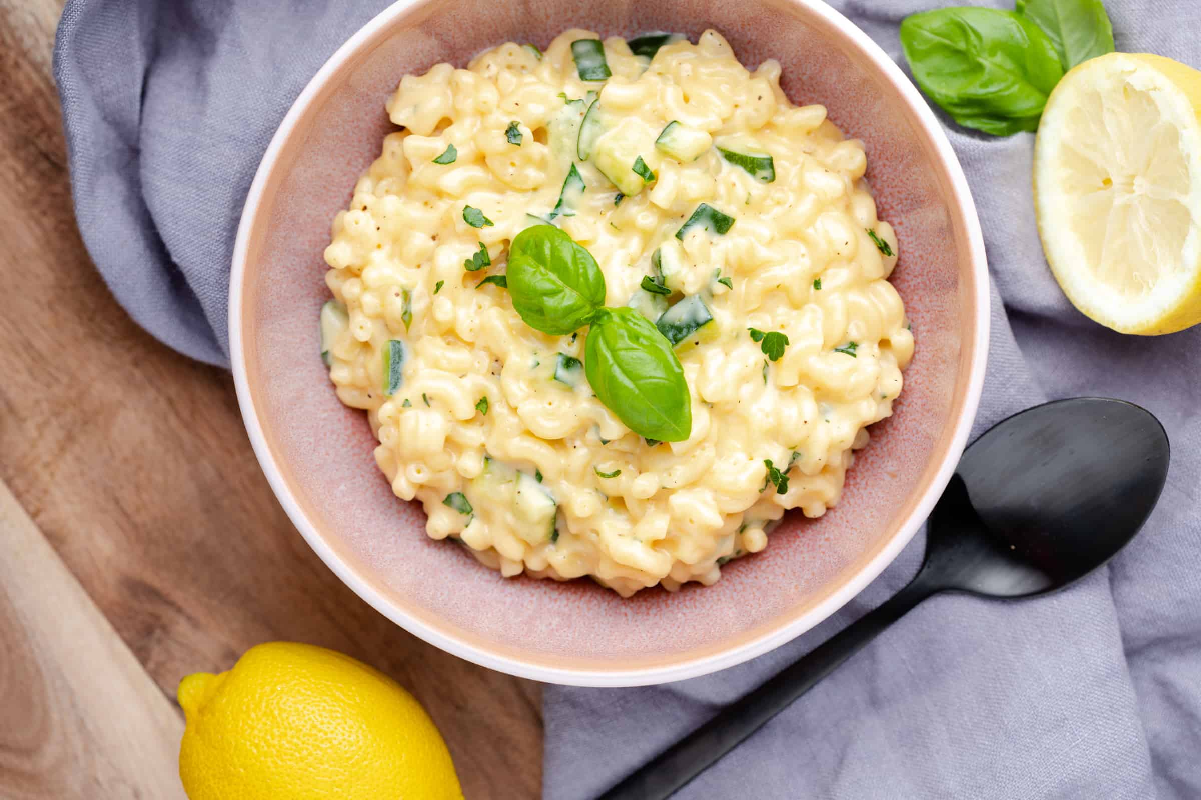 Mac and cheese met courgette en citroen