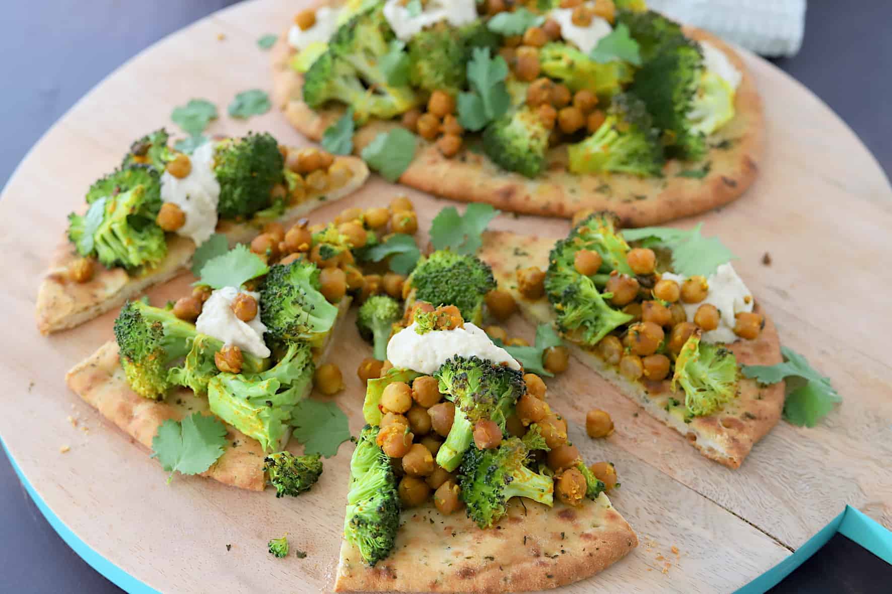 Naanpizza met broccoli, kikkererwten en hummus