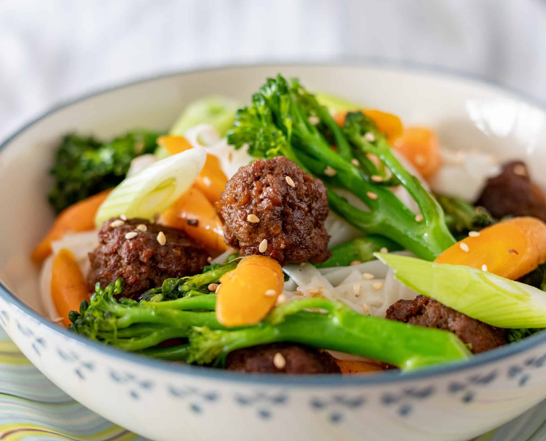 Noedels met Bimi broccoli en ketjapballetjes