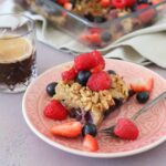 ontbijtcake met rood fruit en walnoten 1 1