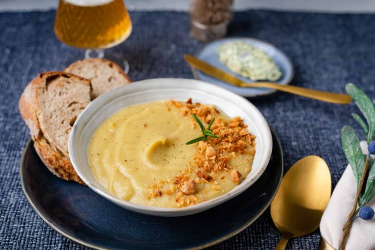 Pastinaaksoep met rozemarijn en macadamia