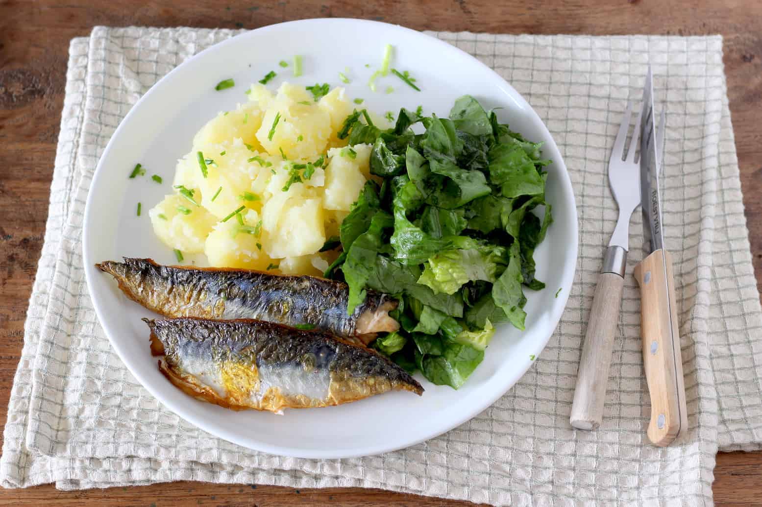 Portugese makreel met aardappelsalade en romainesla