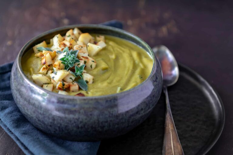 Romige broccolisoep met pastinaak en oregano