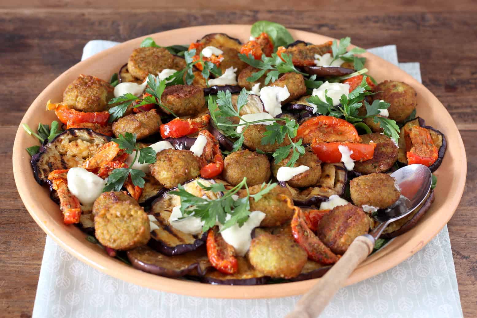 Salade met aubergine en falafel