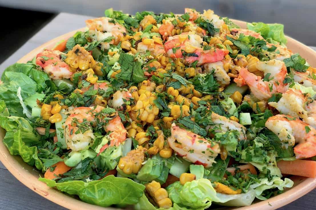 Salade met grote garnalen en geroosterde mais