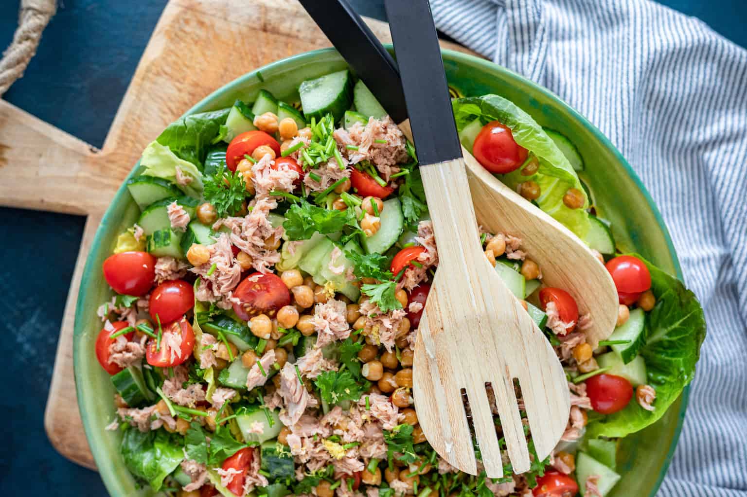 Salade met kikkererwten, knoflook en tonijn