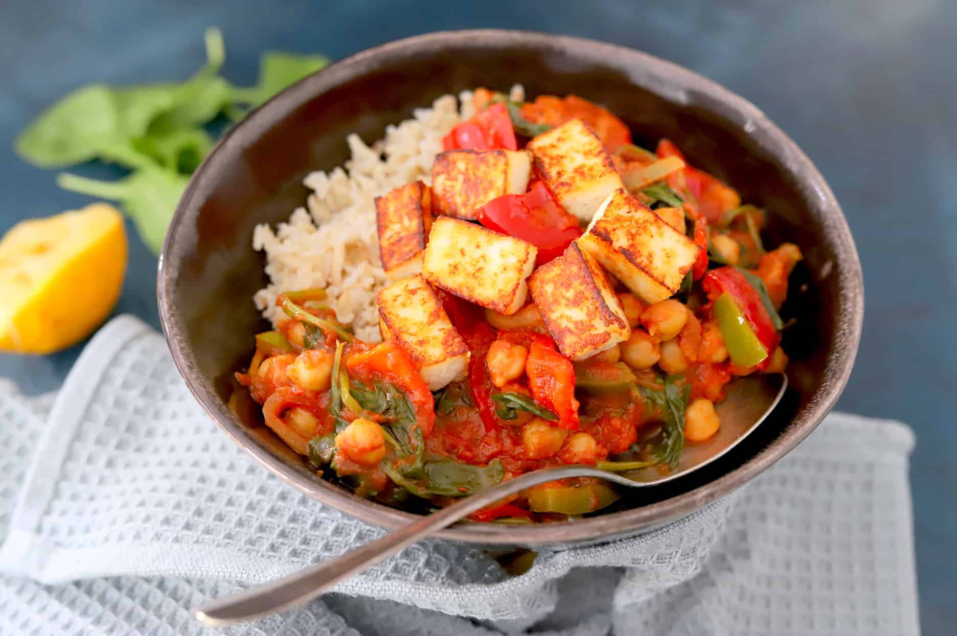 Snelle curry met kikkererwten, paprika en paneer