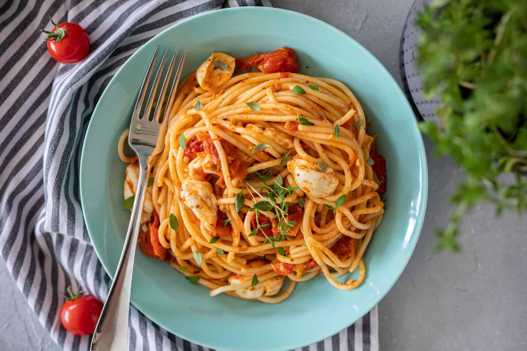 Spaghetti met gekonfijte tomaat, tijm en mozzarella