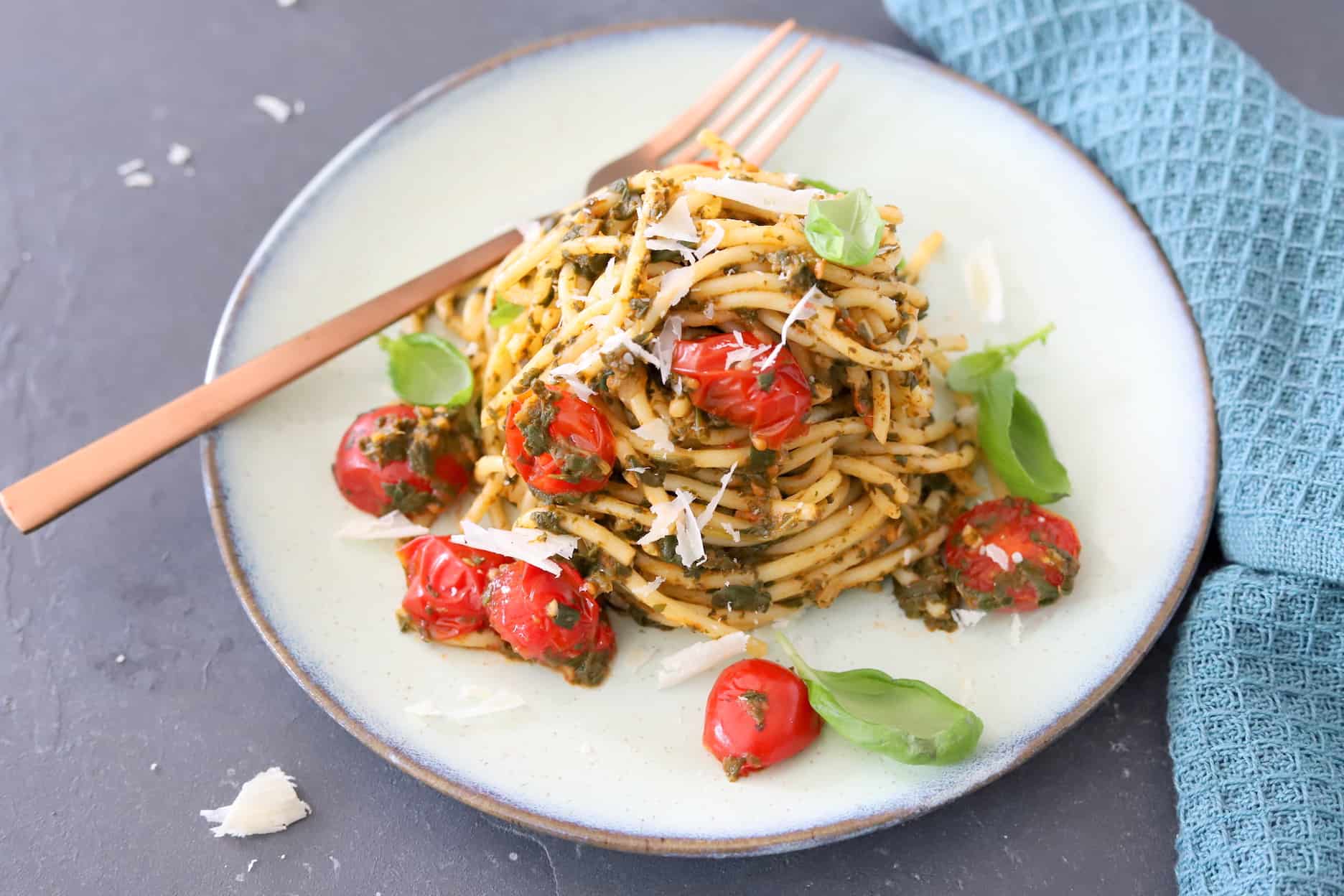 Spaghetti met romige spinazie-tomatensaus