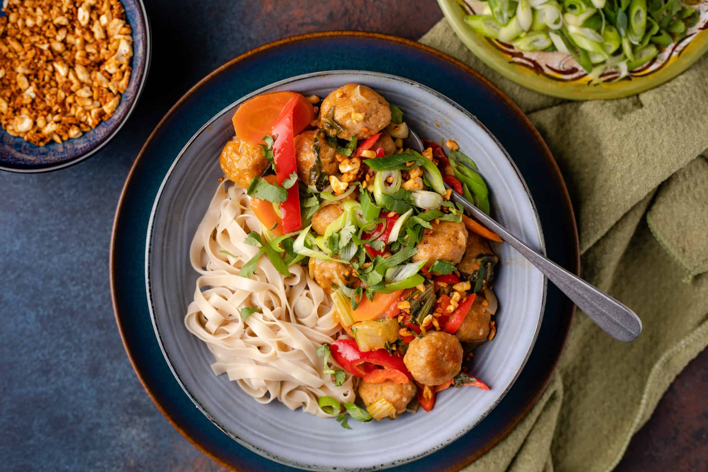 Thaise curry met paksoi, kipballetjes en cashew