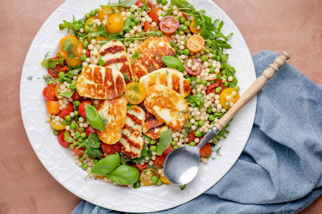 tomatensalade met parelcouscous en halloumi 1 1