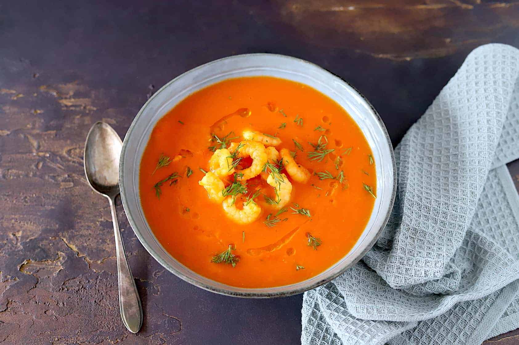 Tomatensoep met komijn en knoflookgarnalen