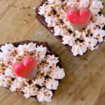 valentijnsdag chocoladetaartjes met roze slagroom 1 1