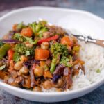 vegetarische roerbakschotel met kikkererwten 1 2