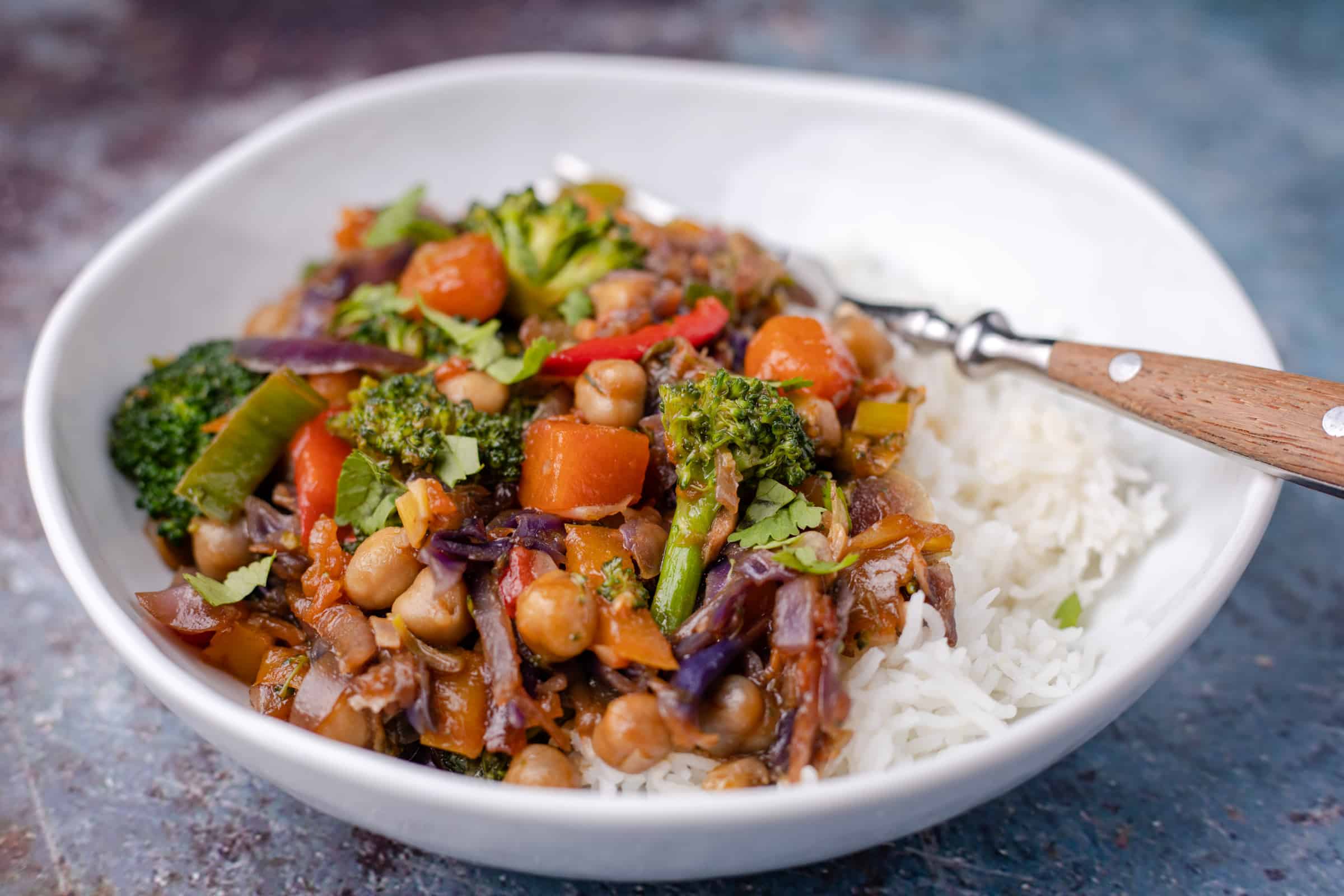 Vegetarische roerbakschotel met kikkererwten
