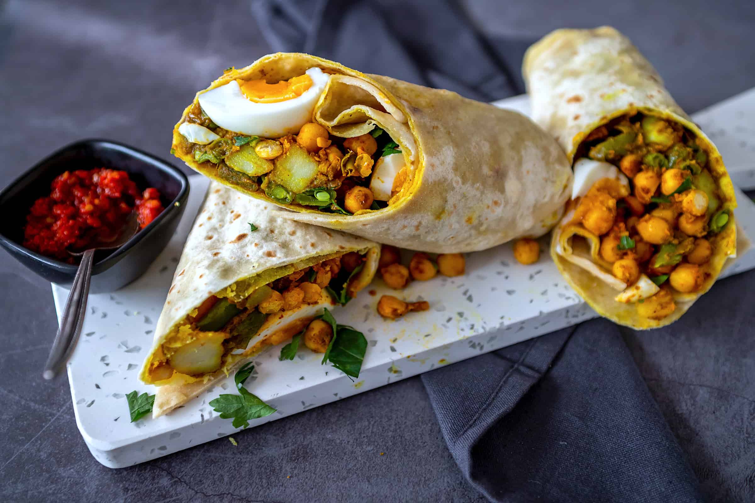 Vegetarische rotirol met kikkererwten en ei