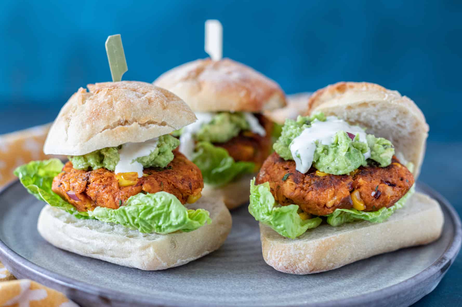 Visburger met makreel, maïs en avocadospread