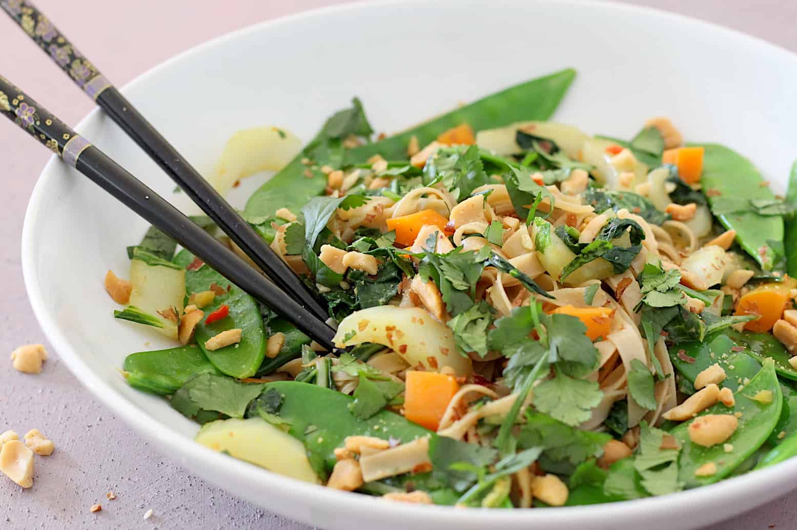 Wokken op inductie met noedels, groenten en pinda’s