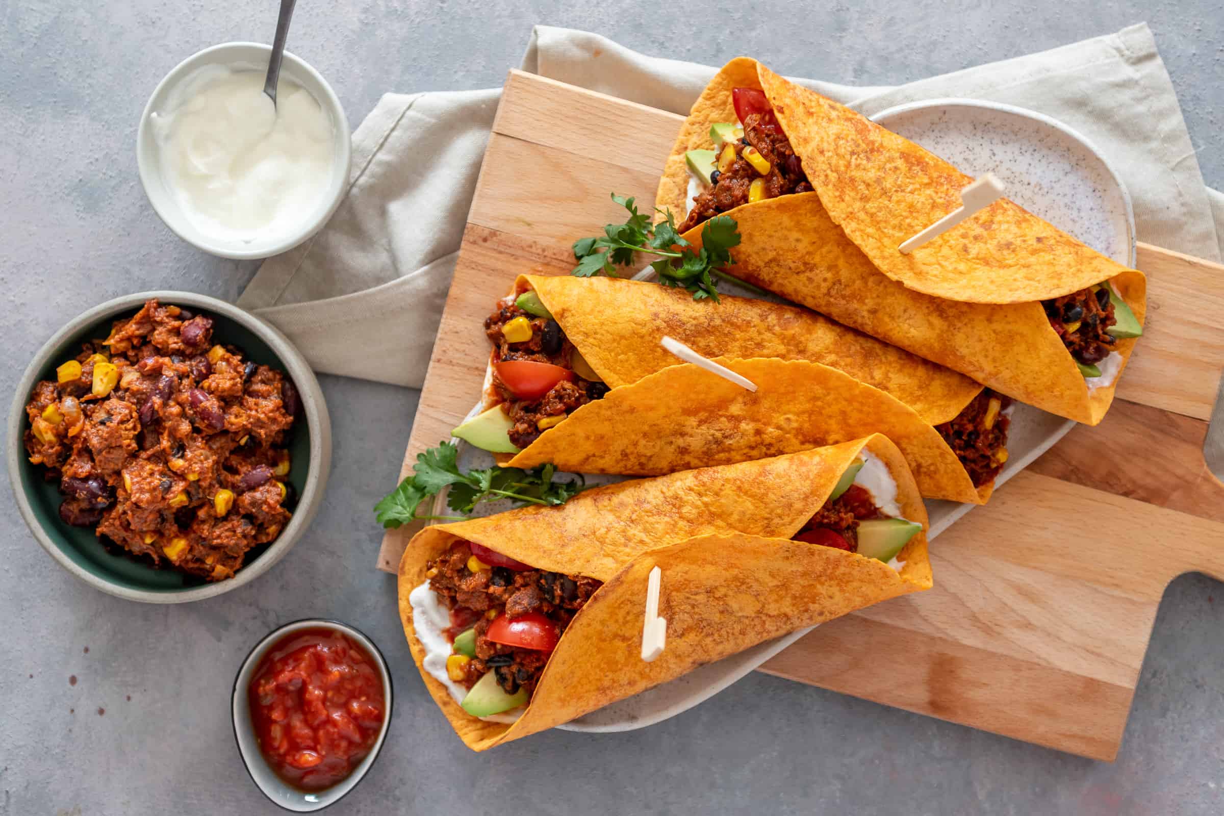 Wortelwraps met vegan chili, tomaat en avocado