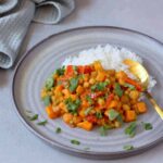 zoete aardappelcurry met doperwten en kikkererwten 1 3