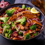 zoete aardappelsalade met broccoli bulgur en granaatappel 1