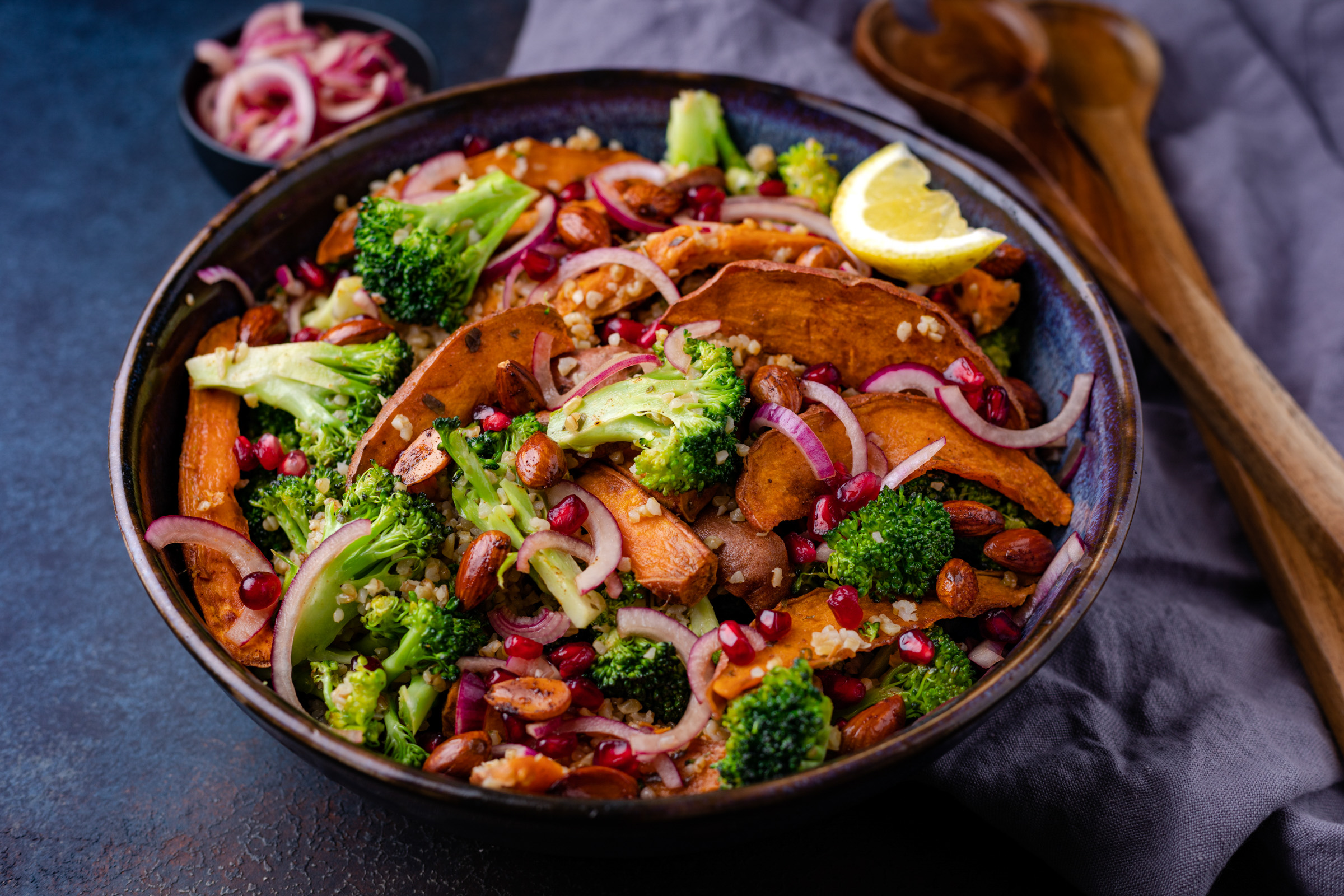 zoete aardappelsalade met broccoli bulgur en granaatappel 1