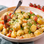 snelle krieltjessalade met cherrytomaten augurk en dille 1