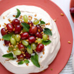 pavlova met druiven honing en pijnboompitten 1